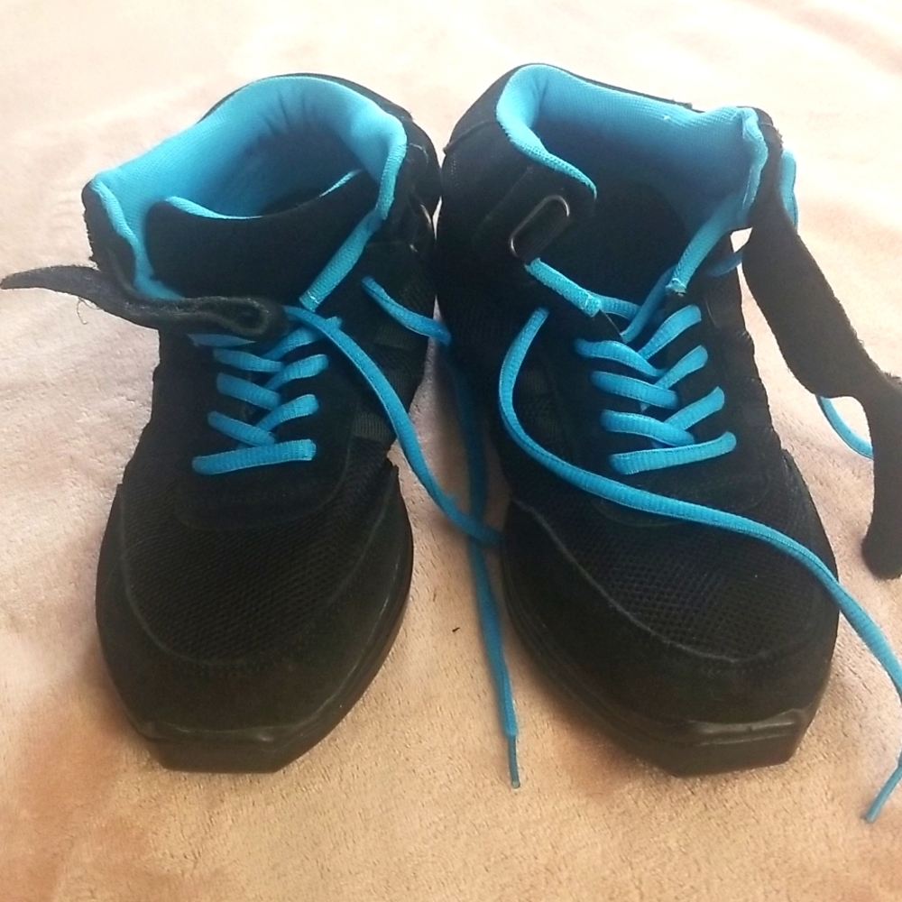 Flexible sole sneakers
